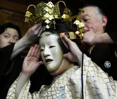 图文日本能剧演员登台前的准备