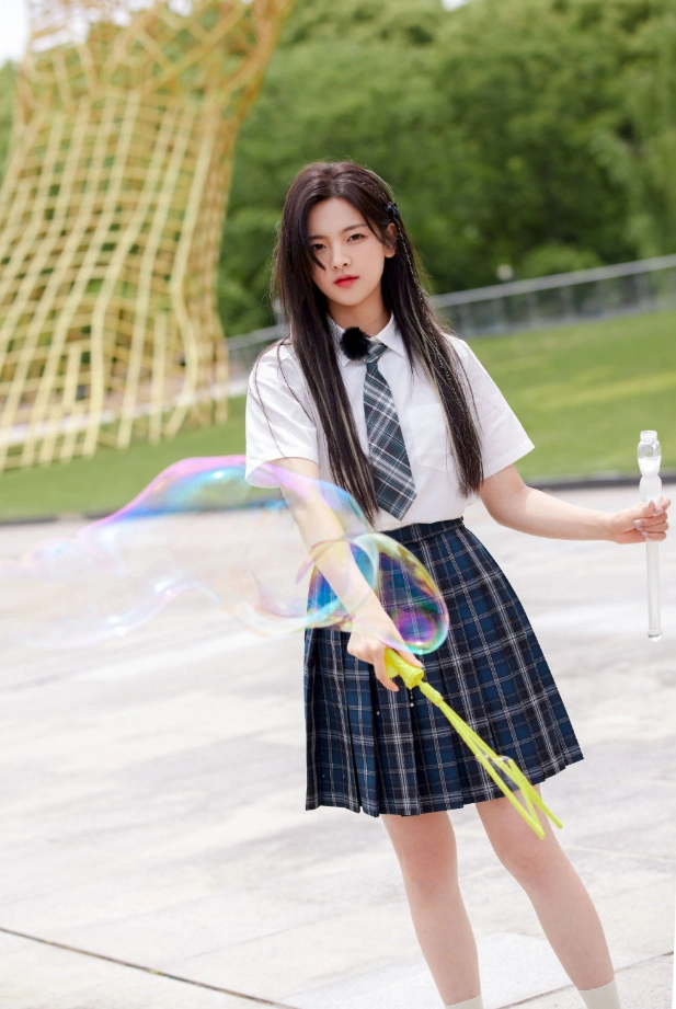 杨超越为装嫩,大胆挑战jk制服,这少女感我服了