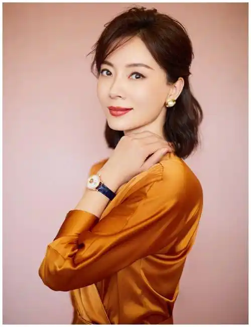 原创陈数终于换新发型只不过换款卷发波波头气场全开42岁嫩回22岁