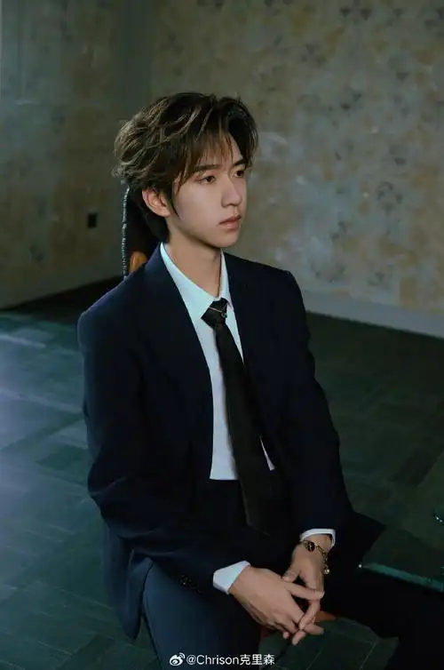 贺峻霖┊以lv西装造型亮相北京国际电影节闭幕红毯,展现少年优雅帅气