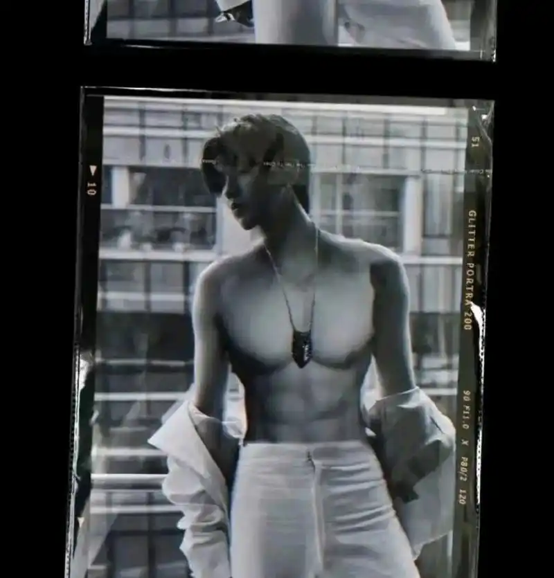 蔡徐坤旧照揭秘:六块腹肌魅力无限,女粉痴迷不渝的原因大揭秘!