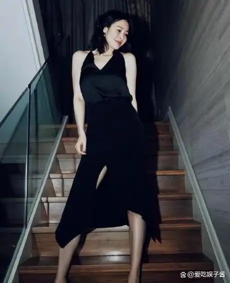 闫妮长腿撩人于明加细腰盈盈女星年过40任魅力无限