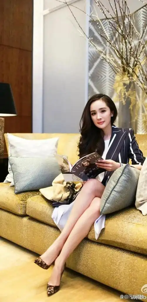 美女明星杨幂的尖头高跟鞋