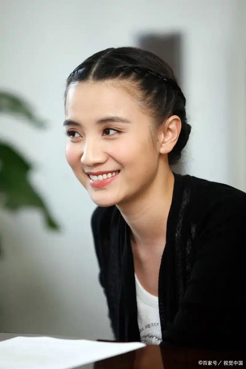 宋佳的颜值无可挑剔,她的微笑如阳光般温暖,给人带来无尽的治愈力量.
