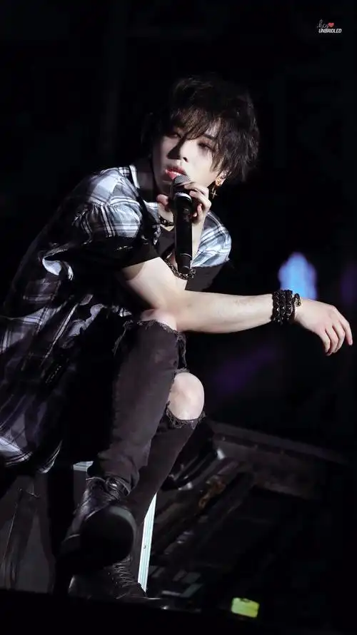 华晨宇上海音乐节壁纸送上,感受一波飒飒的帅气颜值 - 知乎