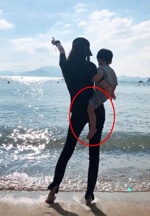 baby与儿子小海绵同框照,母子俩面对大海,小海绵长腿抢镜