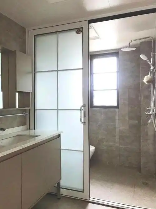 家人共用的洗手间,选择干湿分离的设计.