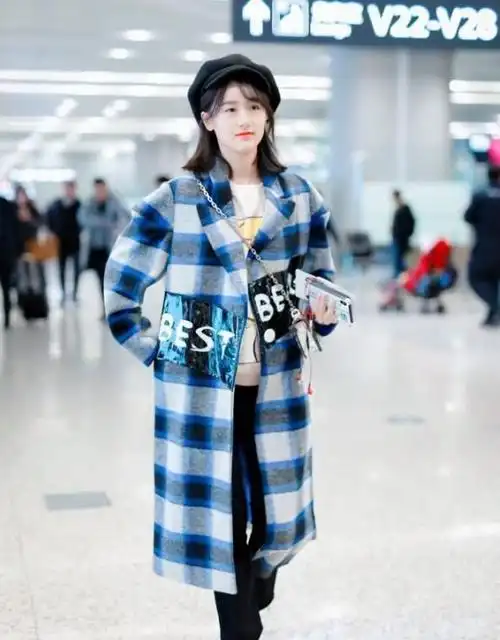 袁冰妍把黑丝袜套在高跟鞋外面时髦又好看还不失可爱