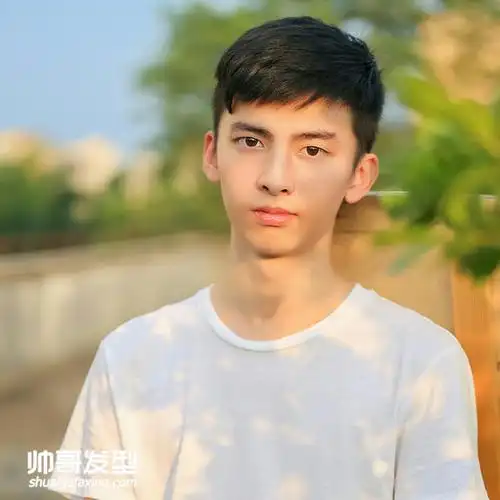 让人窒息的帅哥学生 留黑色短发的帅哥男生们(8)-帅哥图片-帅哥发型网