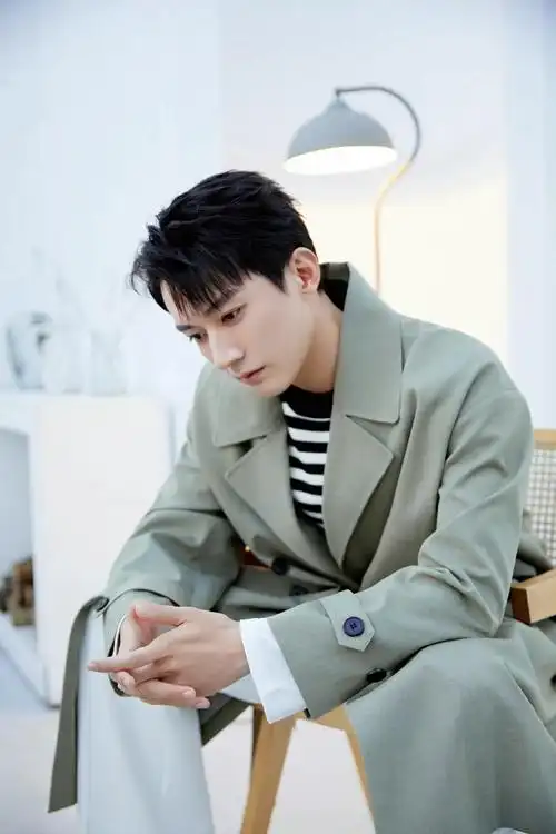 刘学义绿色风衣造型写真图～ 五官立体 帅气侧颜__财经头条