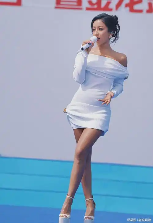 吉克隽逸光腿拍摄写真网友还以为穿了黑丝难怪出场费那么高