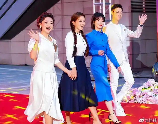 央视总台19位主持人大合照,倪萍朱迅站c位,王冰冰比胡蝶番位高_笑容