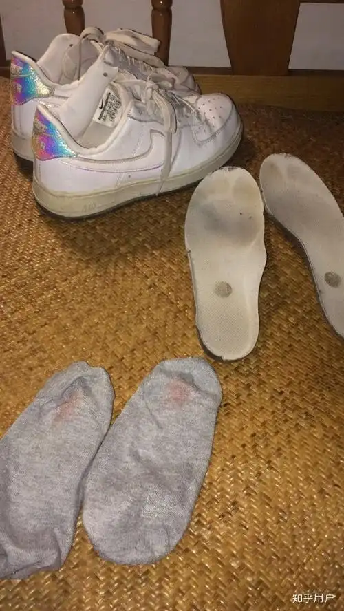 有一个脚臭的女朋友是种什么体验