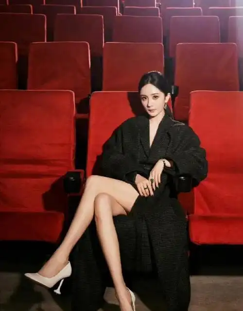 杨幂惊艳亮相!美腿又细又长,她的"腿精"文化让人很上头