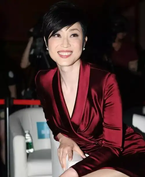 陈法蓉活动现场,魅力无限,性感秀完美身材_娱乐_中国香港_文章