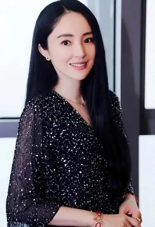 董璇作为颜值与实力并存的女演员,曾经是无数观众心目中的白月光.