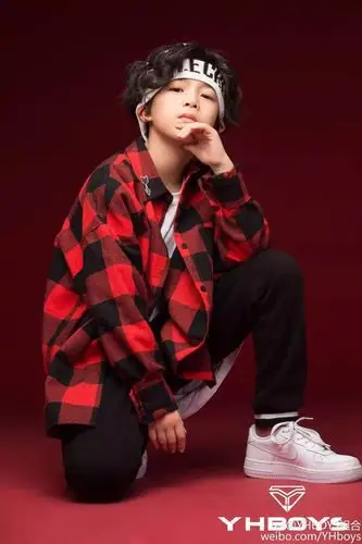 刘冠毅出生于台湾的12岁小少年,是个热爱音乐,喜欢弹钢琴的安静小美男