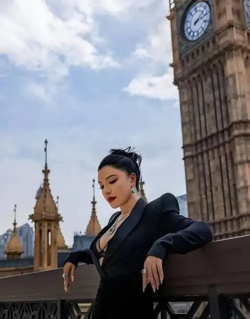 她与李斯丹妮合唱的单曲《dv》,令人难以忘怀.