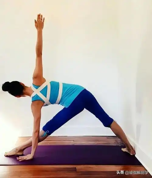 瑜伽三角式的12种练习方法,能做到全部的绝对是高手