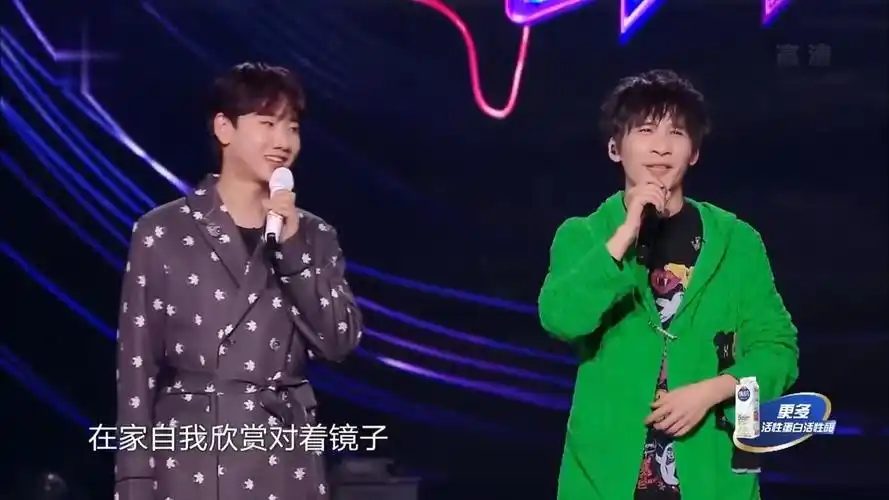 大张伟太逗了,不安常理出牌,一句话逗得薛之谦笑不活了