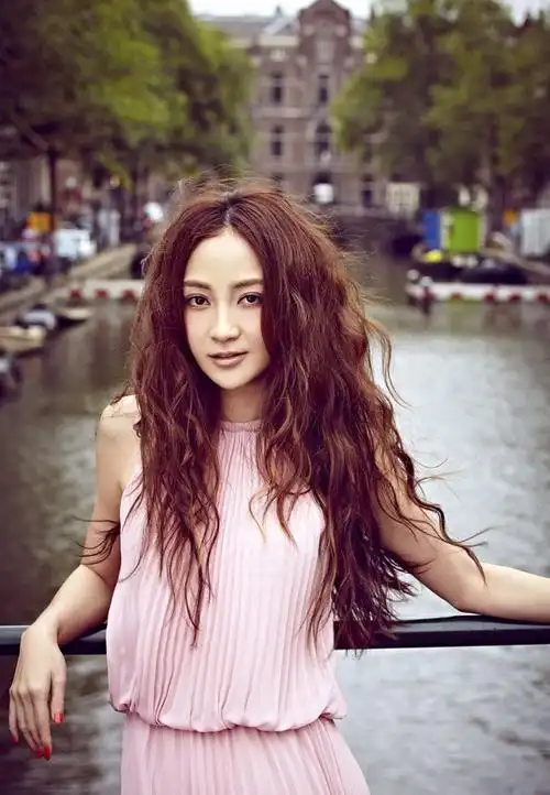 41岁姚笛近照曝光脸部变化大,疑转行做导演,新剧条幅称分账过亿_公众