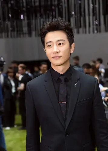 黄轩巴黎看秀 再成"老佛爷身旁的男人"