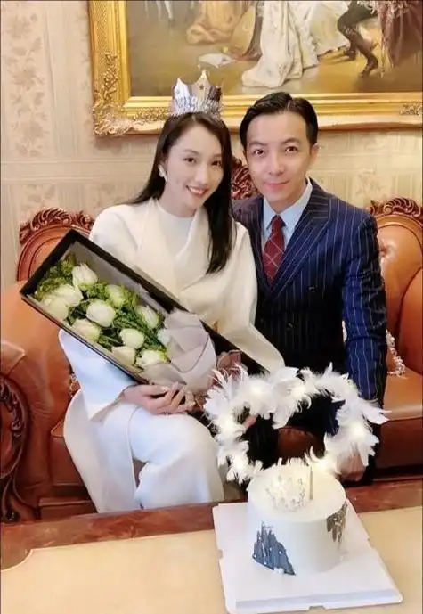 丈夫和陈伟霆同班,妻子从小就是大富豪,这对网红夫妻真是不一般