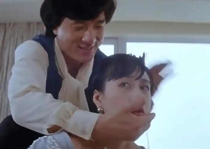 在电影《双龙会》中成龙跟利智有吻戏,正骨,按摩片段,利智又是那种