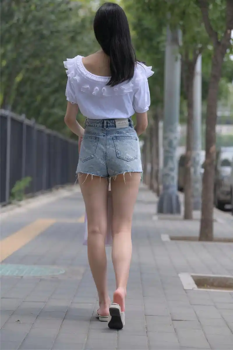 邻居美腿姐姐#热裤美女# #超短裤美女# #肤白貌美大长腿#