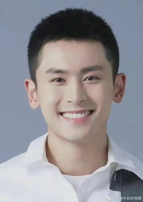 颧骨宽,脸型崎岖3)改善发际线,等等