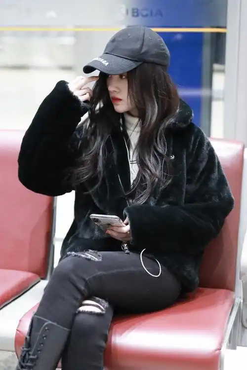 1月8日,鞠婧祎现身北京机场.