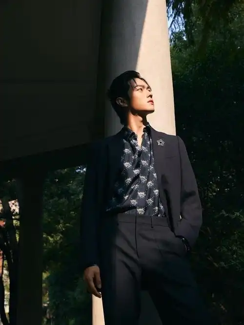 许凯出席fendi活动造型花衬衫搭配可爱小啾啾帅气又迷人