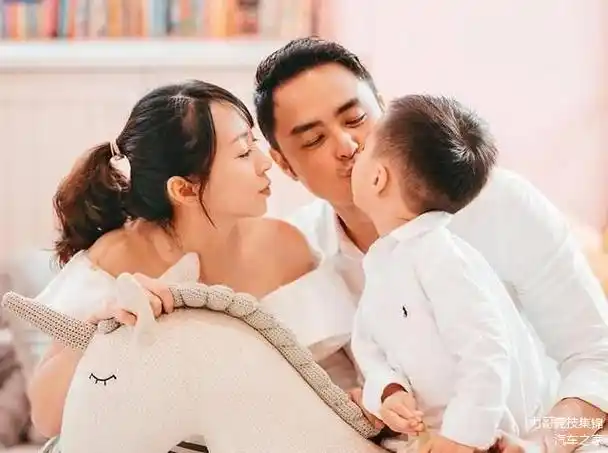 43岁明道喜迎二胎女儿晒父女温馨合影与女团成员妻子定居内地