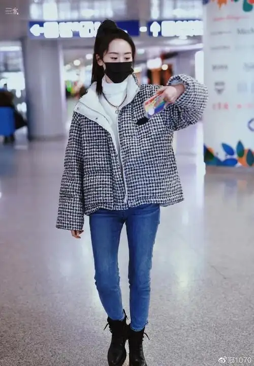 袁冰妍身着羽绒夹克搭配深蓝色牛仔裤现身机场利落大方