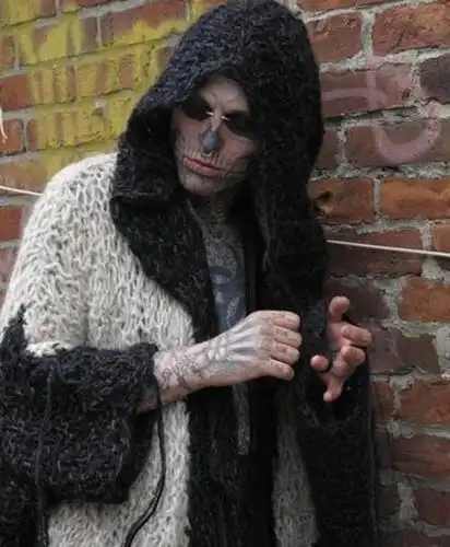 他花3年将"人骨"纹满全身,走红后去世,博人眼球还是追求艺术