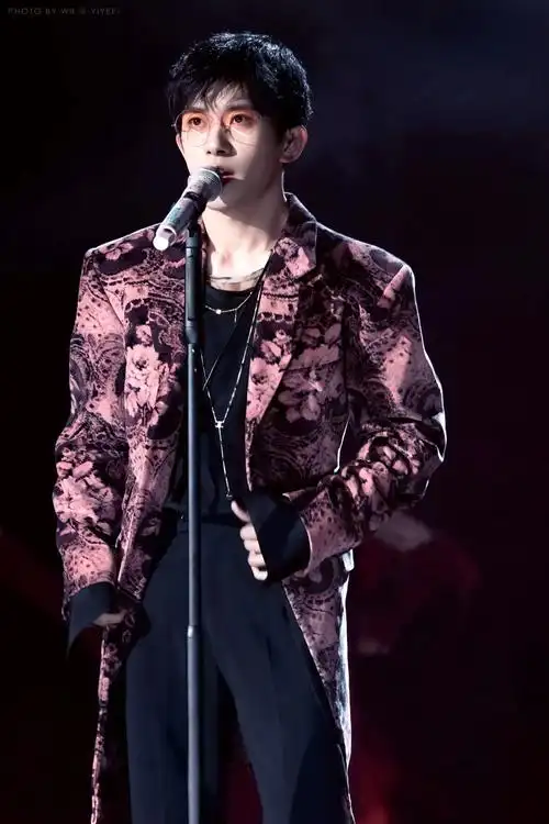 易烊千玺—lindberg.易烊千玺眼镜杀好苏 单手插兜,立 - 抖音