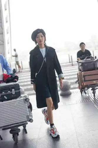 周冬雨简约风现身成都机场 面带倦色笑容暖心