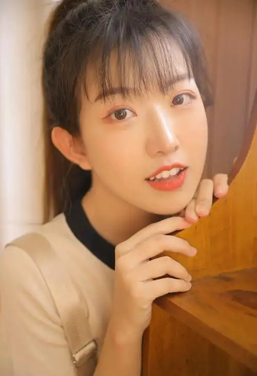 美女校花治愈系笑容甜美清纯