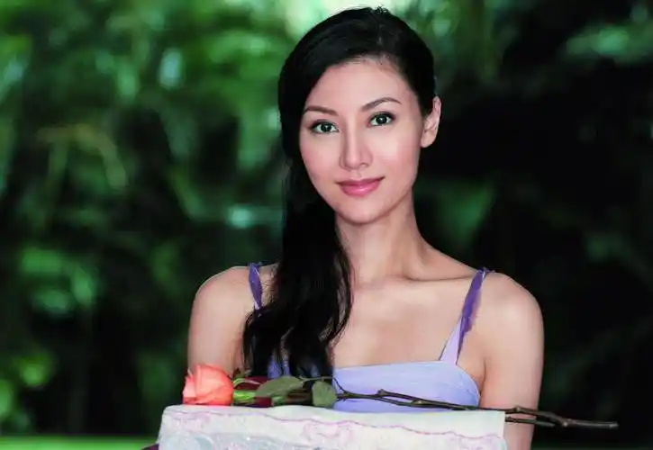 52岁李嘉欣美在生活,素颜抢眼挡不住腿,任意摆拍美妙如花_魅力_年龄_