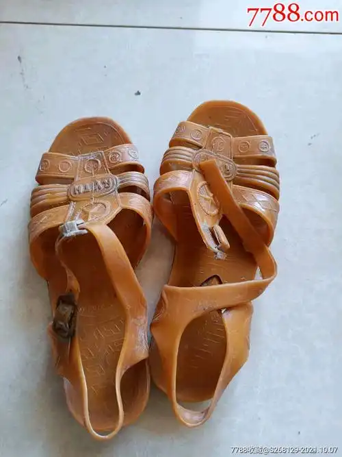 怀旧老儿童塑料凉鞋