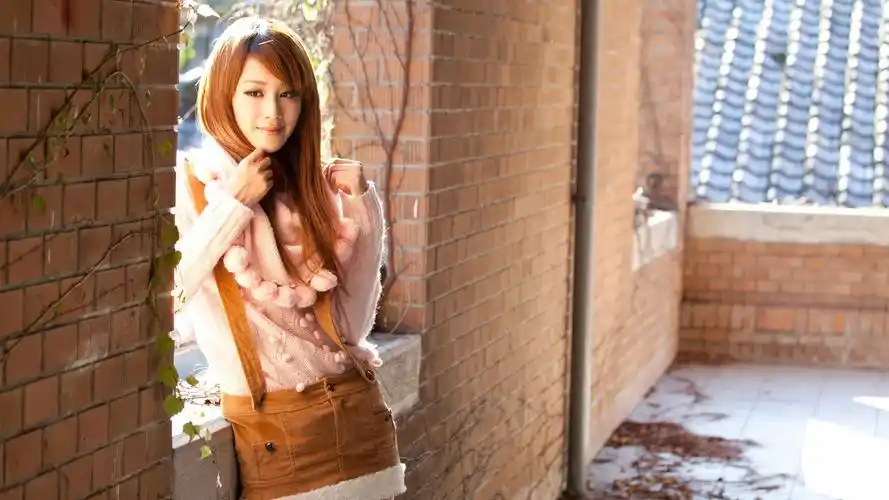 阳光女孩的微笑美女墙角摄影壁纸