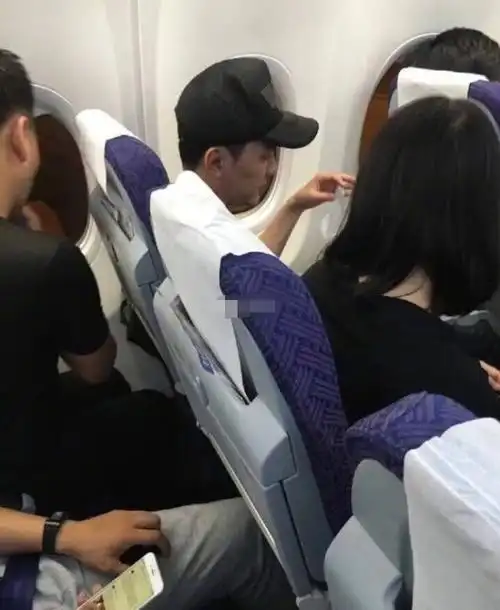 冯绍峰牵手赵丽颖逛街两人爱得低调网友们坐等二人公布恋情