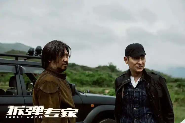 拆弹专家曝新海报刘德华警服诱惑用生命保护生命