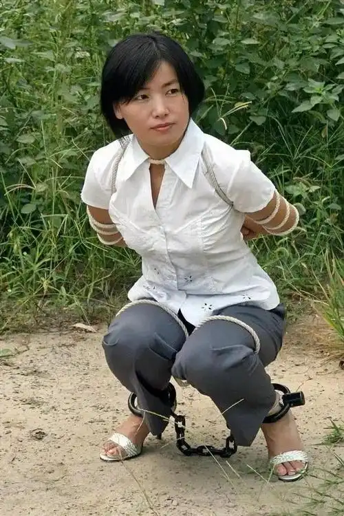 刑场上,长相清纯的女死囚犯跪在地上一脸忧愁|贩毒|遗书|方晓红|死刑