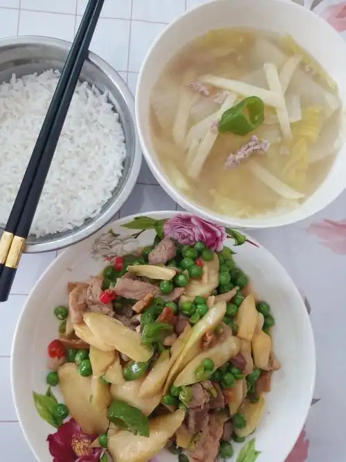 4个多月孕妇自己做饭炒菜