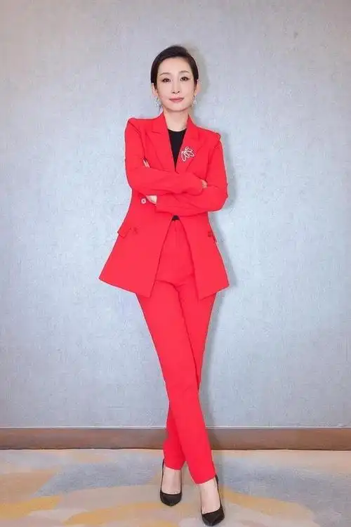 秦海璐脸肿到认不出拖地裤配无袖风衣毫无美感穿出1米5既视感