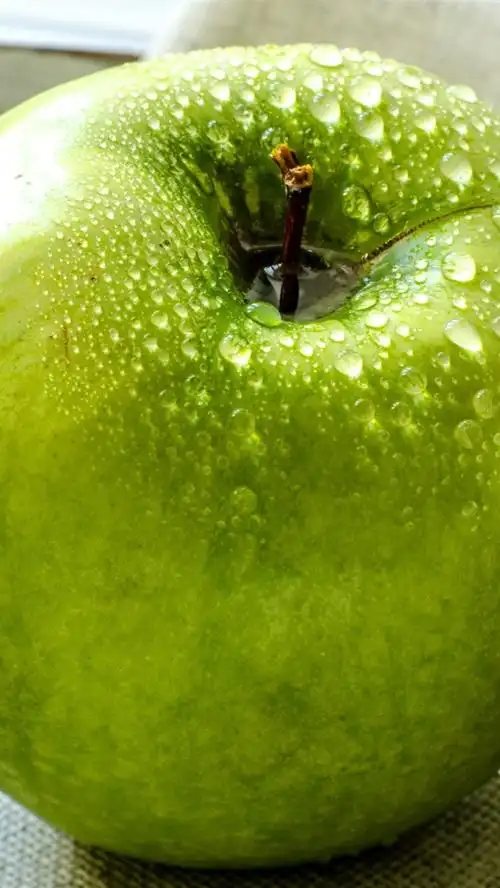 一个青苹果,水滴 750x1334 iphone 8/7/6/6s 壁纸,图片,背景,照片