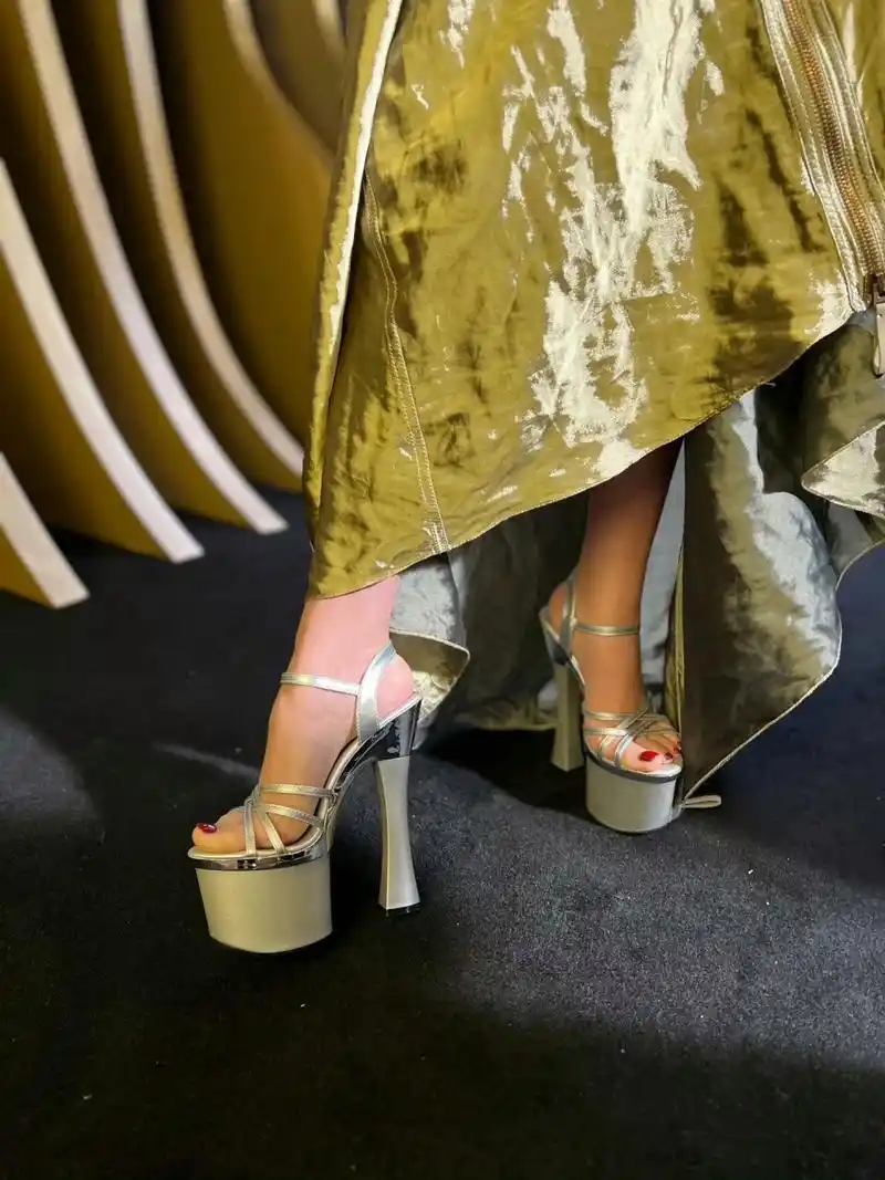 杨采钰  高跟凉鞋美jio