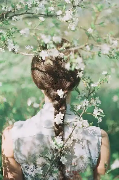 欧美女生背影大图素材好看的欧美长头发女生背影图片