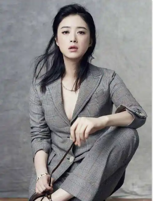 蒋欣霸气西装秀,搭配新发型尽显迷人好身材!_红色_西服_外套